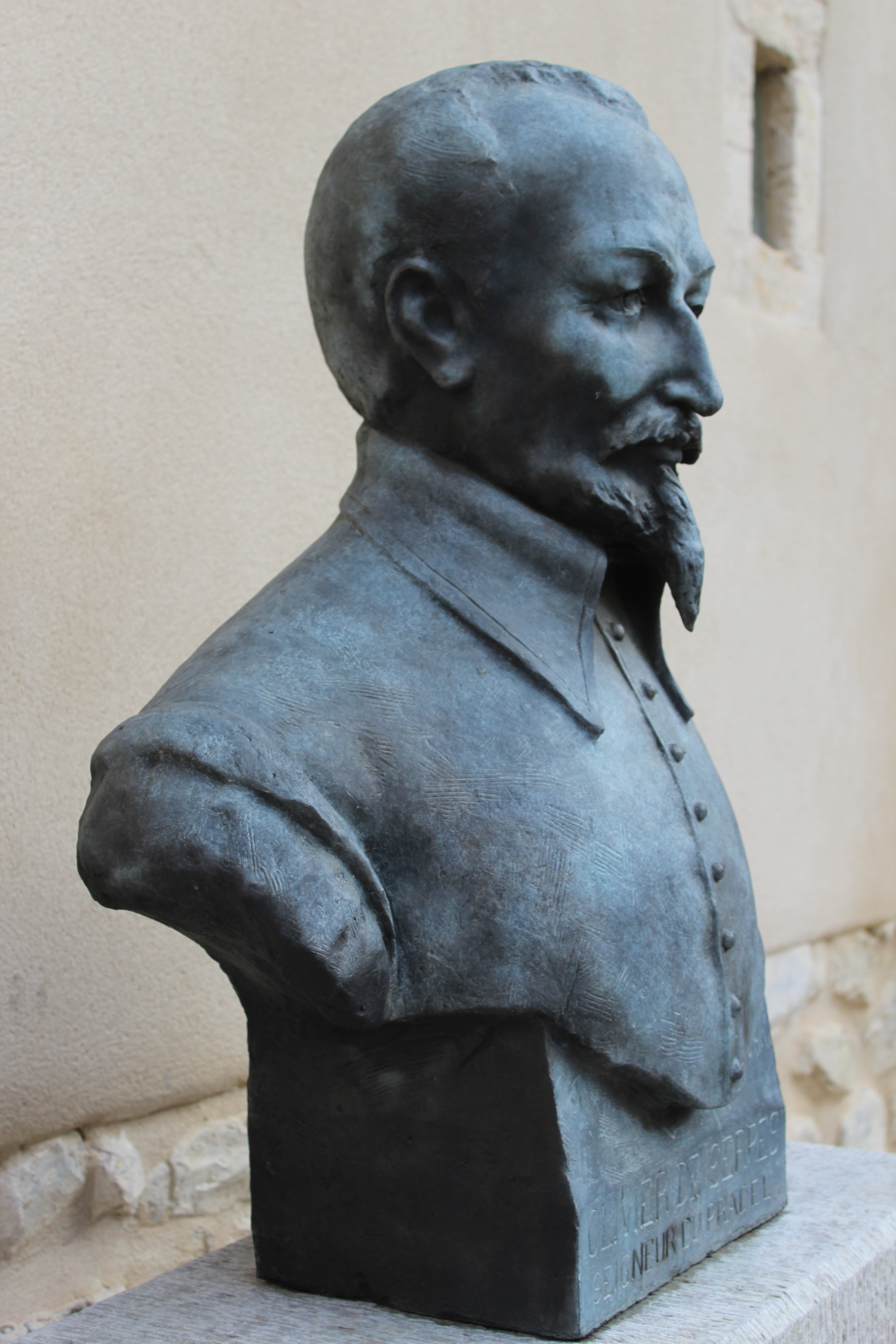 Statue buste Olivier de Serres domaine du Pradel