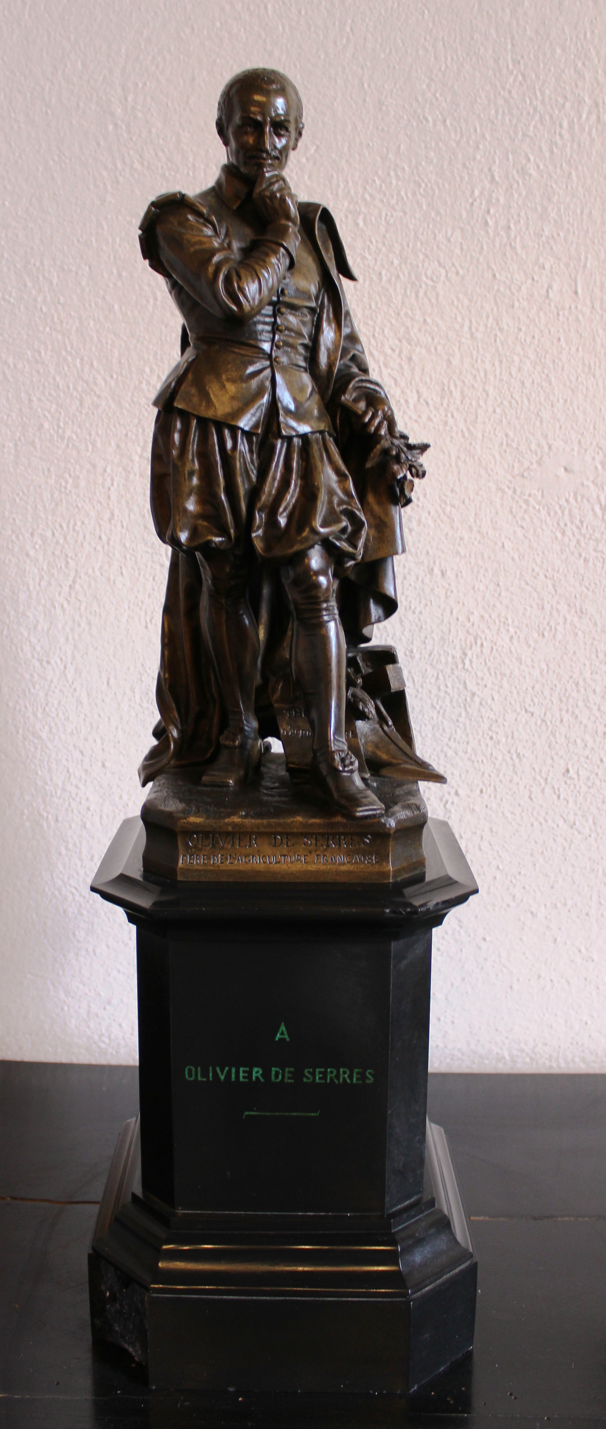 Statue d'Hébert en mairie d'Aubenas