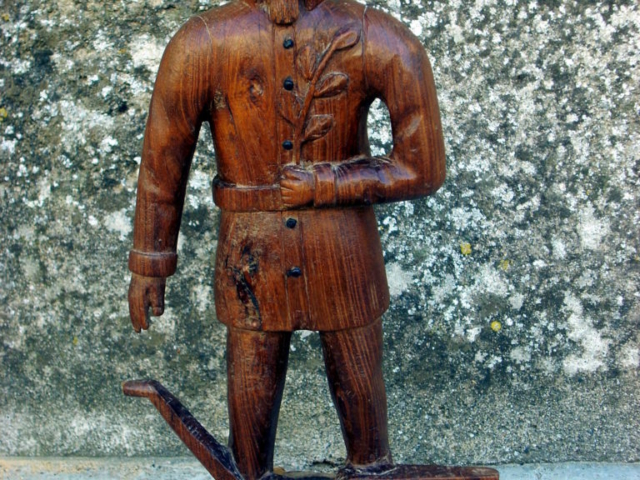 Statue en bois au musée de Lagorce