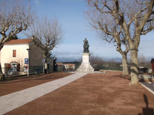 Statue à Villeneuve de Berg, lieu de naissance Olivier de Serres