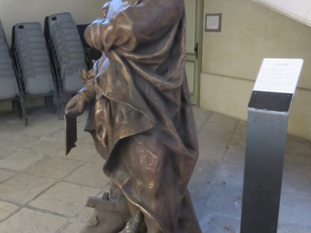 Statue à l'hôtel de ville d'Aubenas