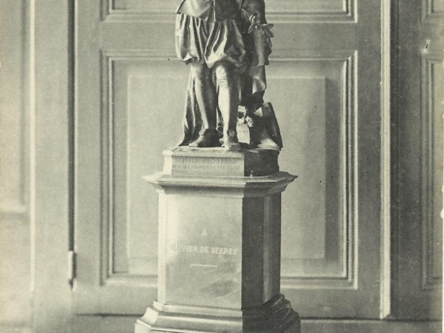 Statue Hébert Mairie d'Aubenas